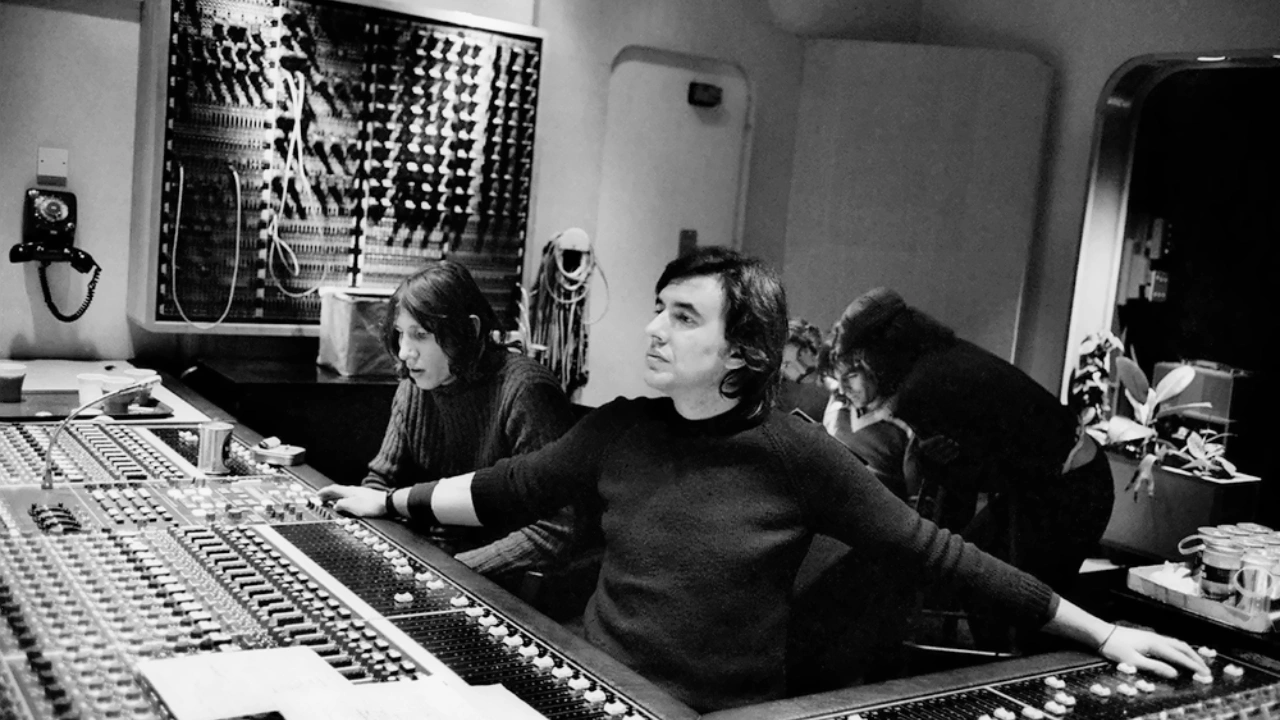 El ingeniero Brian Humphries y Roger Waters durante la grabación de Wish You Were Here en el estudio.
